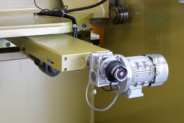 ZDG-632后擋料驅(qū)動(dòng)結(jié)構(gòu),擁有強(qiáng)大扭矩.jpg ZDG-632后擋料驅(qū)動(dòng)結(jié)構(gòu),擁有強(qiáng)大扭矩.jpg