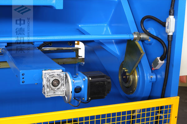 ZDSK-1632剪板機后檔料結構,平行度高,并采用國內一流品牌軸承,耐磨抗壓壽命長.jpg ZDSK-1632剪板機后檔料結構,平行度高,并采用國內一流品牌軸承,耐磨抗壓壽命長.jpg