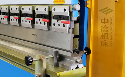 ZDPK-16032-標(biāo)配高精度模具快夾,換模速度快5倍.jpg ZDPK-16032-標(biāo)配高精度模具快夾,換模速度快5倍.jpg